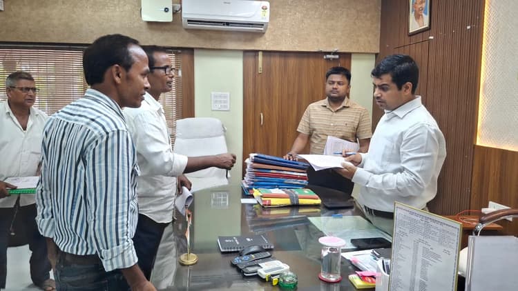 जन संवाद में जिलाधिकारी ने सुनी आमजनों की समस्याएं, 10 आवेदनों पर त्वरित कार्रवाई के निर्देश
