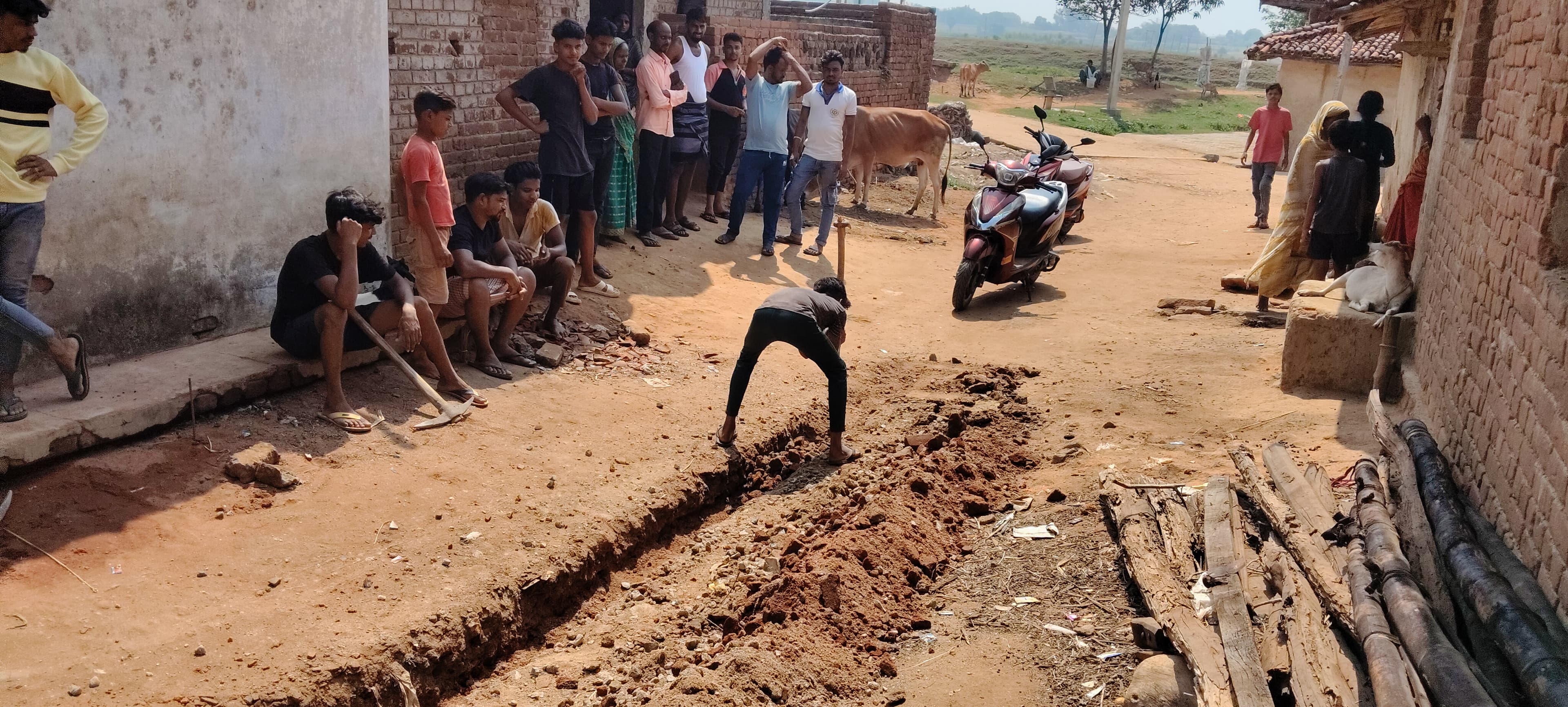 ग्रामीणों ने श्रमदान कर शुरू किया नाला का निर्माण