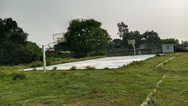 लाखों की लागत से बना खेल मैदान बना उपला सुखाने का केंद्र, ग्रामीणों ने उठाए सवाल