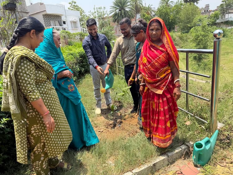 नगर निगम की टीम ने साहेब पोखर पार्क में 25 फलदार पौधे लगाये, पर्यावरण के संरक्षण का लिया संकल्प