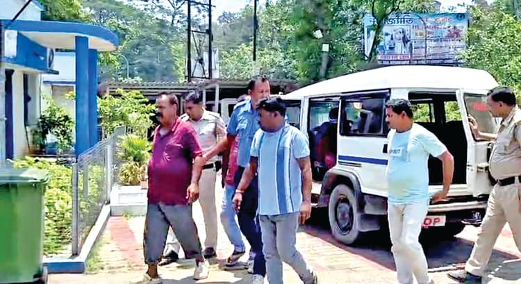 16-17 वर्षों से चला रहे थे अवैध पत्थर खदान, चार लोग अरेस्ट, भेजे गये हवालात