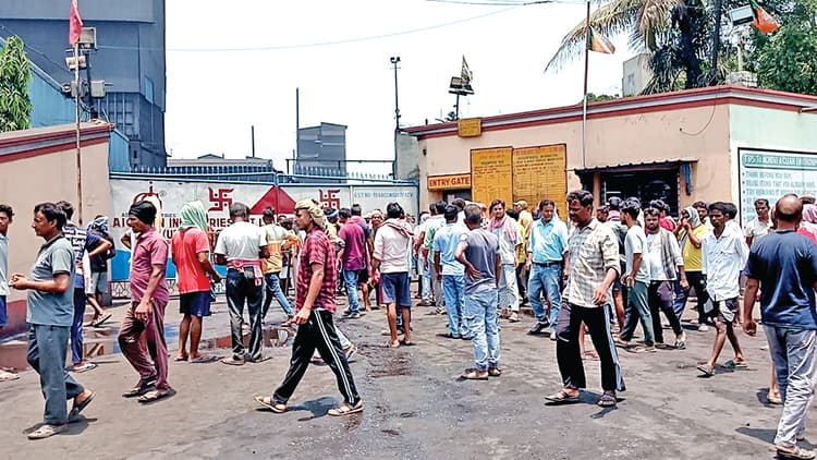 कर्मचारी की मौत के बाद मुआवजे के लिए प्रदर्शन, आश्रित को नौकरी पर सहमति