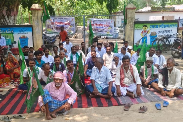बांका के बौंसी में महंगाई-बेरोजगारी पर राजद का हल्ला बोल, प्रखंड कार्यालय पर धरना देकर सरकार को घेरा