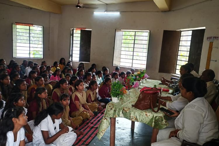 मासिक धर्म स्वच्छता दिवस : धोरैया के कस्तूरबा विद्यालय में किशोरियों को दिये गये स्वस्थ रहने और पोषण के जरूरी टिप्स