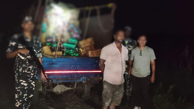 एसएसबी के जवानों ने भारी मात्रा में तस्करी के सामान के साथ तस्कर को किया गिरफ्तार
