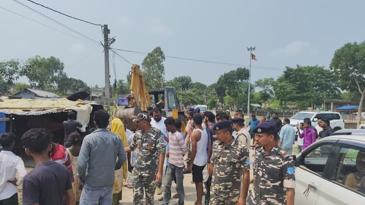 प्रशासन का एक्शन: कारगिल चौक से बॉर्डर रोड तक चला बुलडोजर, हटाया गया अतिक्रमण