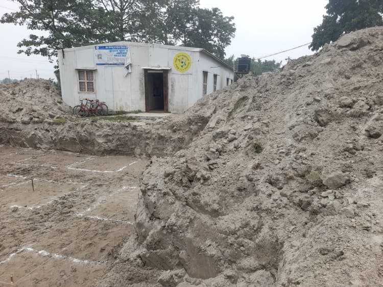 भरगामा कौशल विकास केंद्र के प्रवेश मार्ग पर मिट्टी का ढेर, प्रशिक्षुओं को परेशानी