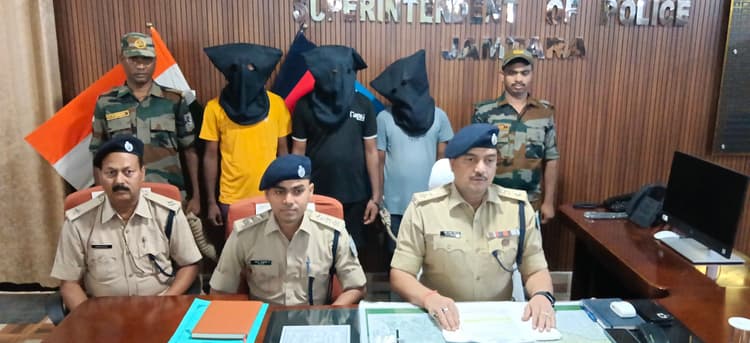 तेतुलबंधा गांव में झाड़ियों के बीच बैठकर साइबर ठगी करते तीन आरोपित गिरफ्तार