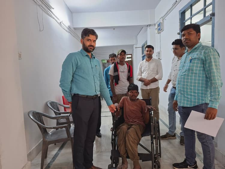 डीसी ने दिव्यांग युवक को उपलब्ध कराया व्हील चेयर