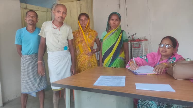 जमीन विवाद में दो पक्षों के बीच झड़प, मां-बेटा जख्मी