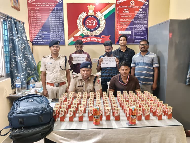 मालदा टाउन-आनंद विहार एक्सप्रेस से 104 बोतल शराब के साथ दो तस्कर गिरफ्तार