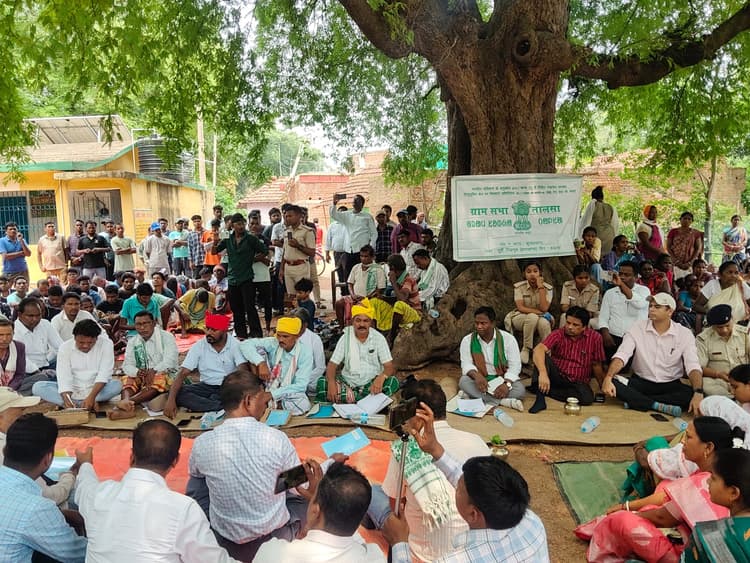 Jamshedpur News : ग्रामसभा में मंगल हेंब्रम ने मांगी माफी, वापस लिये सभी आरोप, जानिये क्या कहा
