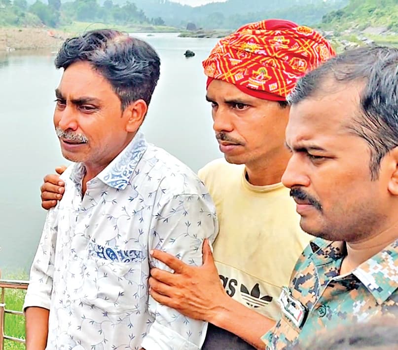 Jamshedpur News : दिनभर बेटे की सलामती के लिए माता-पिता मंदिर में करते रहे पूजा, शाम में नदी से मिली लाश
