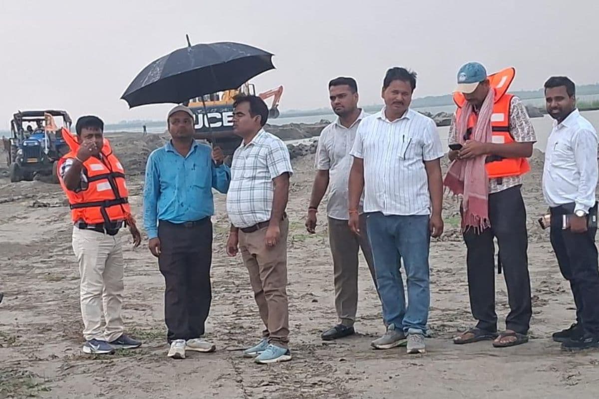 गंगा का बढ़ता दबाव बना चुनौती, तटबंध बचाने के लिए तेज हुई कवायद, फ्लाइंग स्क्वाड ने किया निरीक्षण