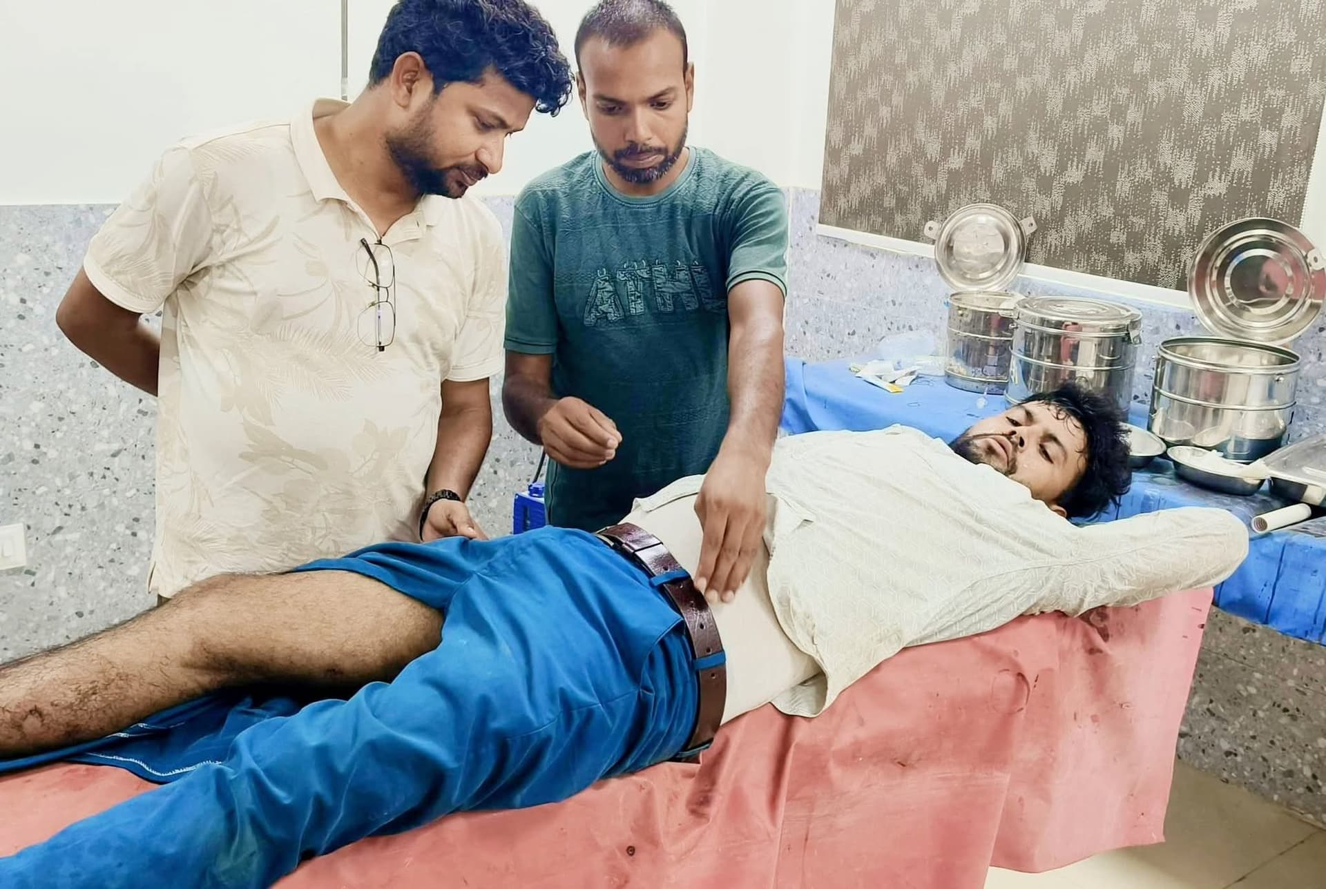 अनियंत्रित हाईवा के धक्के से बाइक सवार कार्यपालक सहायक हुए घायल