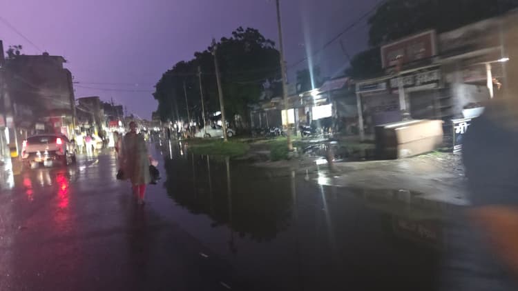 बारिश से राहत, जलजमाव बना आफत, आंधी-पानी के बाद शहर की सड़कें बनीं तालाब