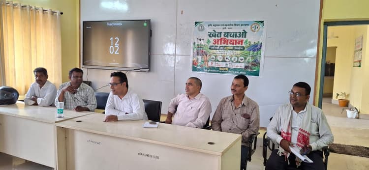किसानों को मिट्टी व फसल सुरक्षा के बारे में दी गयी जानकारी