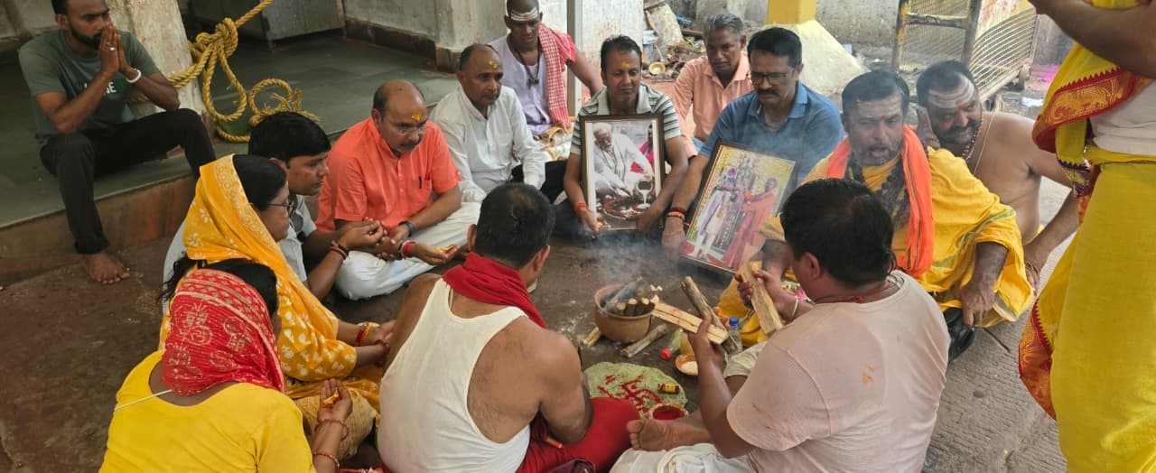 बाबा बैद्यनाथ से कार्यकर्ताओं ने मांगी पीएम मोदी की लंबी उम्र, 12 साल पूरे होने पर किया विशेष पूजन-हवन