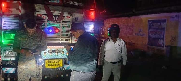Giridih News :घोड़थंभा में चला विशेष वाहन जांच अभियान
