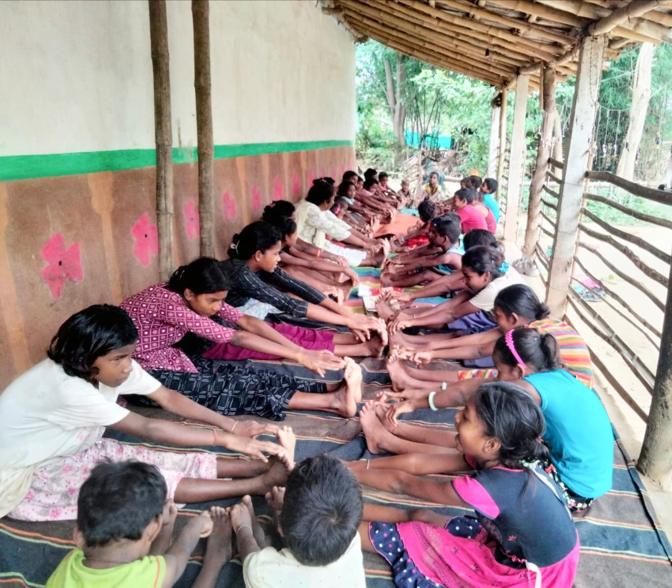 धातकीडीह गांव में बाल शिक्षा संगम : कंकड़-तिनकों से सीखा गणित, कहानियों से पढ़ाई में बढ़ी रुचि