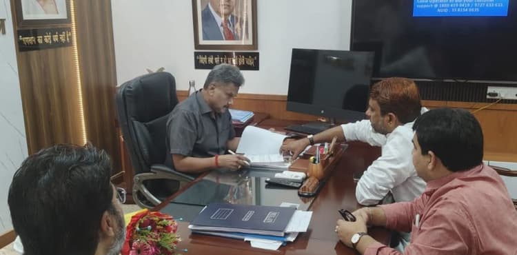 अमौर विधायक अख्तरुल ईमान ने ग्रामीण कार्य मंत्री से मिल अधूरी योजनाओं पर कराया ध्यानाकर्षण