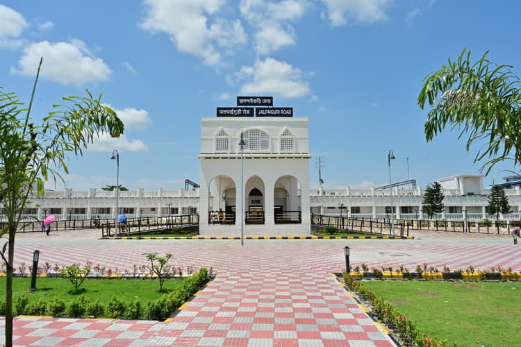 अमृत भारत स्टेशन योजना के तहत स्टेशनों के पुनर्विकास कार्यों को दी गति