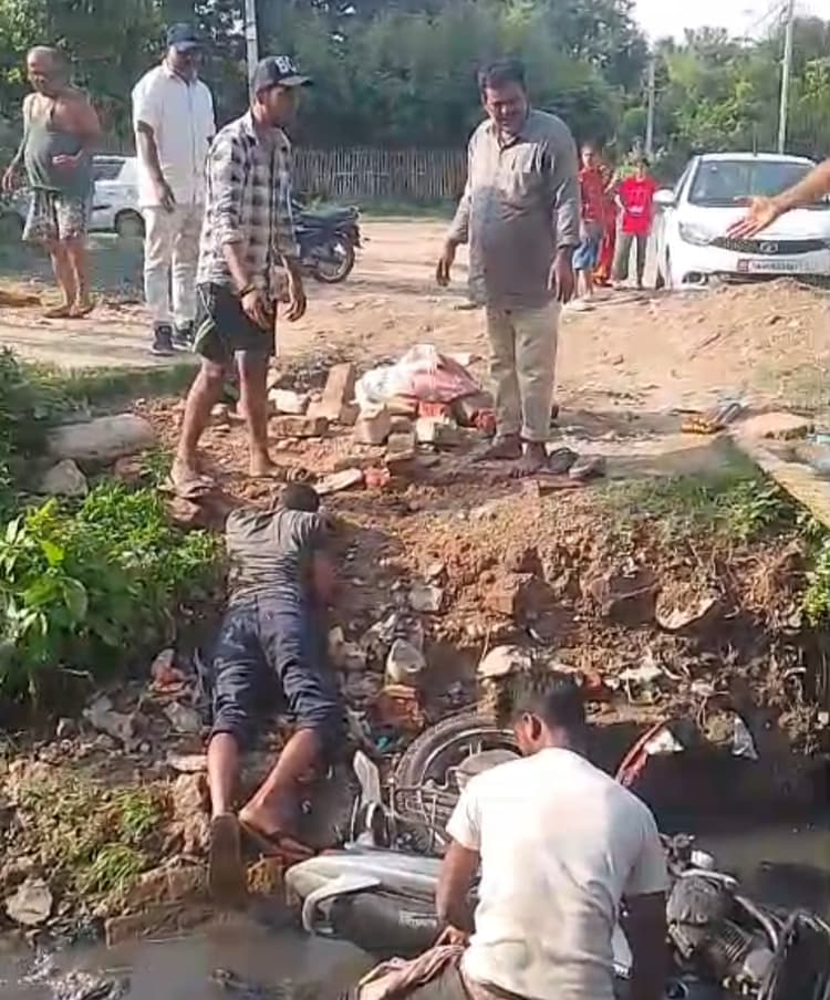 नाले में गिरकर बाइक सवार युवक घायल