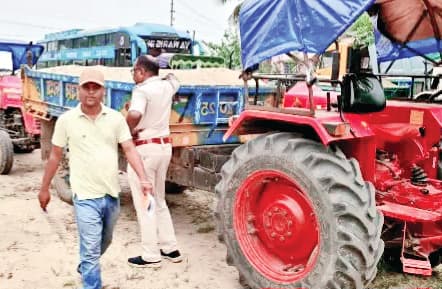 दामोदर नदी से अवैध बालू खनन पर हुई कार्रवाई, पांच ट्रैक्टर किये जब्त