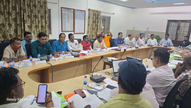 Chakradharpur News : ट्रैक मेंटेनरों के लिए बनेगा विश्राम कक्ष, चापाकलों को किया जायेगा दुरुस्त