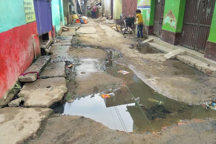 अमरपुर में महीनों से नहीं हुई नाले की उड़ाही, बदबू, मच्छर व जलजमाव से लोग त्रस्त