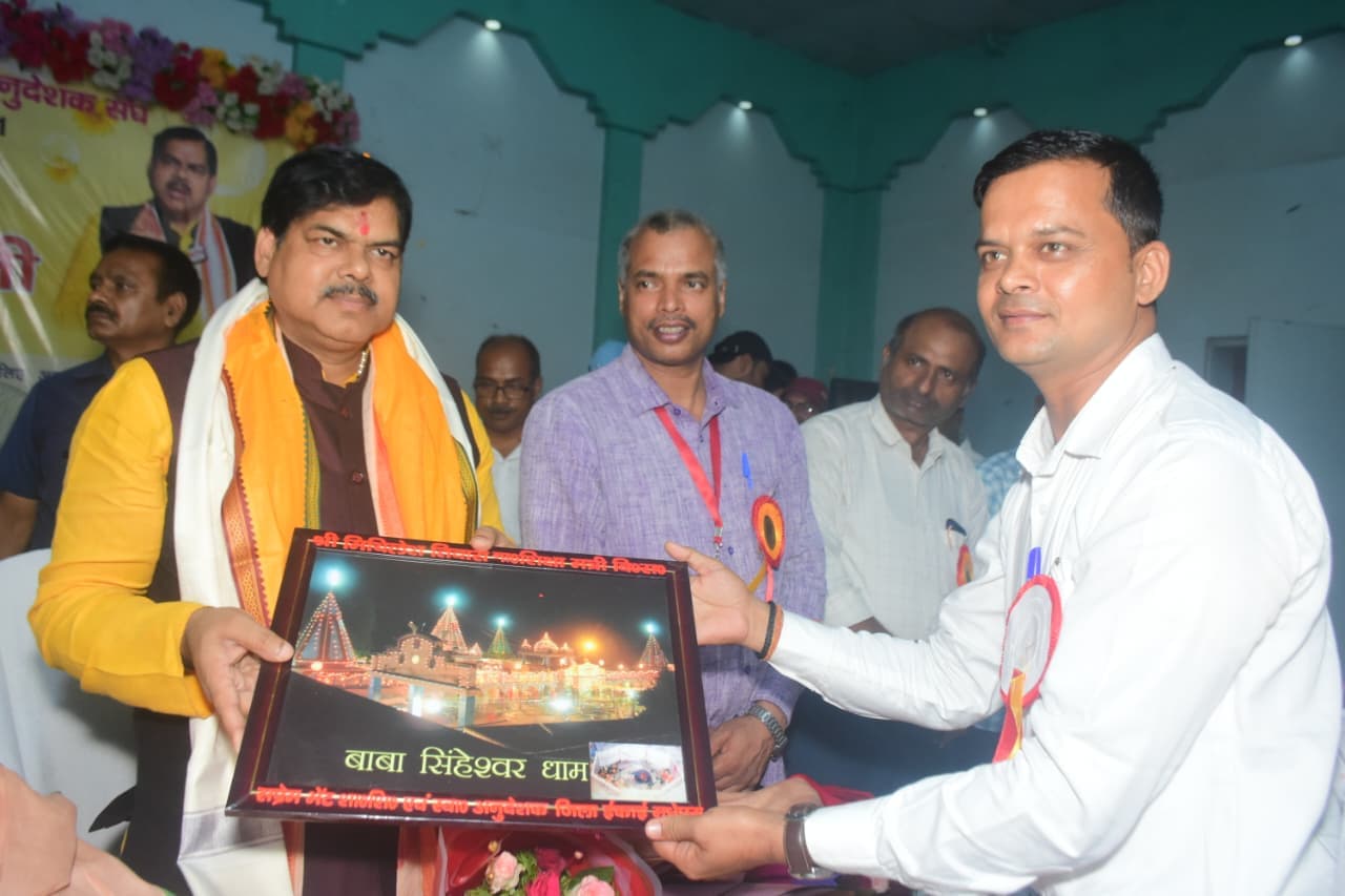 शिक्षा मंत्री को किया सम्मानित, रखी मांग