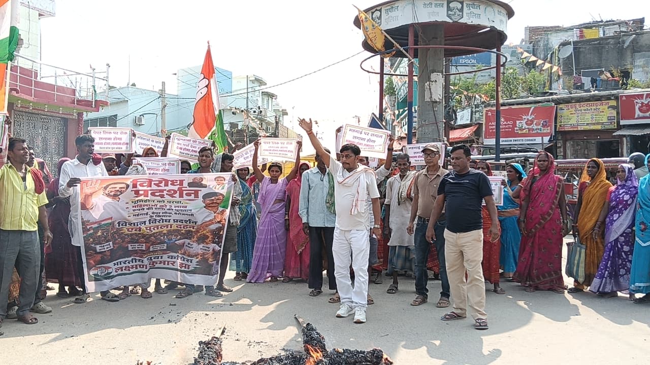 युवा कांग्रेस ने महावीर चौक पर पीएम व सीएम का फूंका पुतला