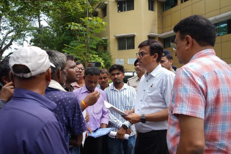 Jamshedpur News : उपायुक्त ने सुनीं समस्याएं, दिव्यांग को मिली ट्राई साइकिल