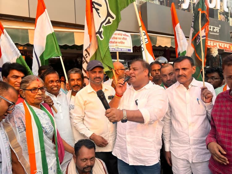 नीट पेपर लीक व जनविरोधी नीतियों के विरोध में कांग्रेसियों ने शहर में किया प्रदर्शन