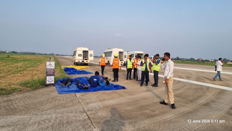देवघर एयरपोर्ट पर मॉक ड्रिल, आपदा प्रबंधन की तैयारियों को अधिकारियों ने परखा