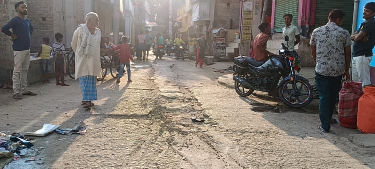 एक दशक पूर्व बनी सड़क गड्ढे में तब्दील, आवागमन हुआ जोखिम