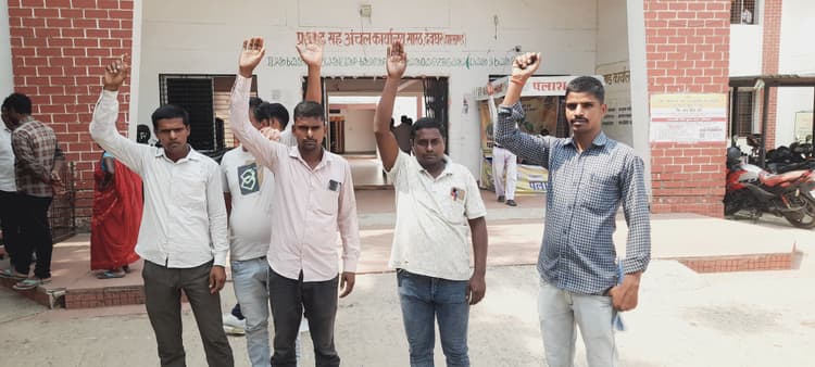 सरपत्ता गांव में अवैध बालू डंप मामले पर कार्रवाई न होने से ग्रामीणों में रोष