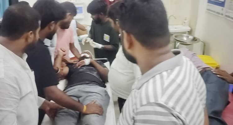 सड़क दुर्घटना में घायलों में एक की मौत, अन्य दो का चल रहा इलाज