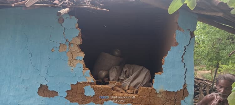 Chakradharpur News : सागजोड़ी व नावाडीह में हाथियों ने तोड़ीं दीवारें, ग्रामीणों ने खदेड़ा