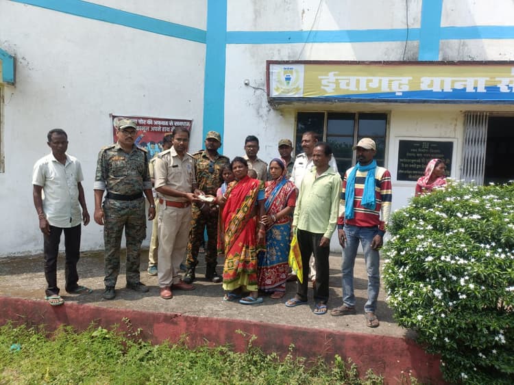 ईचागढ़ में झुंड से बिछड़े हाथी ने महिला को पटककर मार डाला, चांडिल में घर को तोड़ा