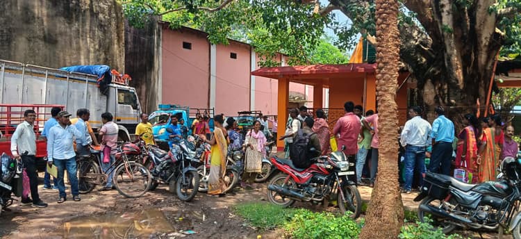 चावल उठाने गये शिक्षक, दर्जनों स्कूलों में पढ़ाई रही ठप