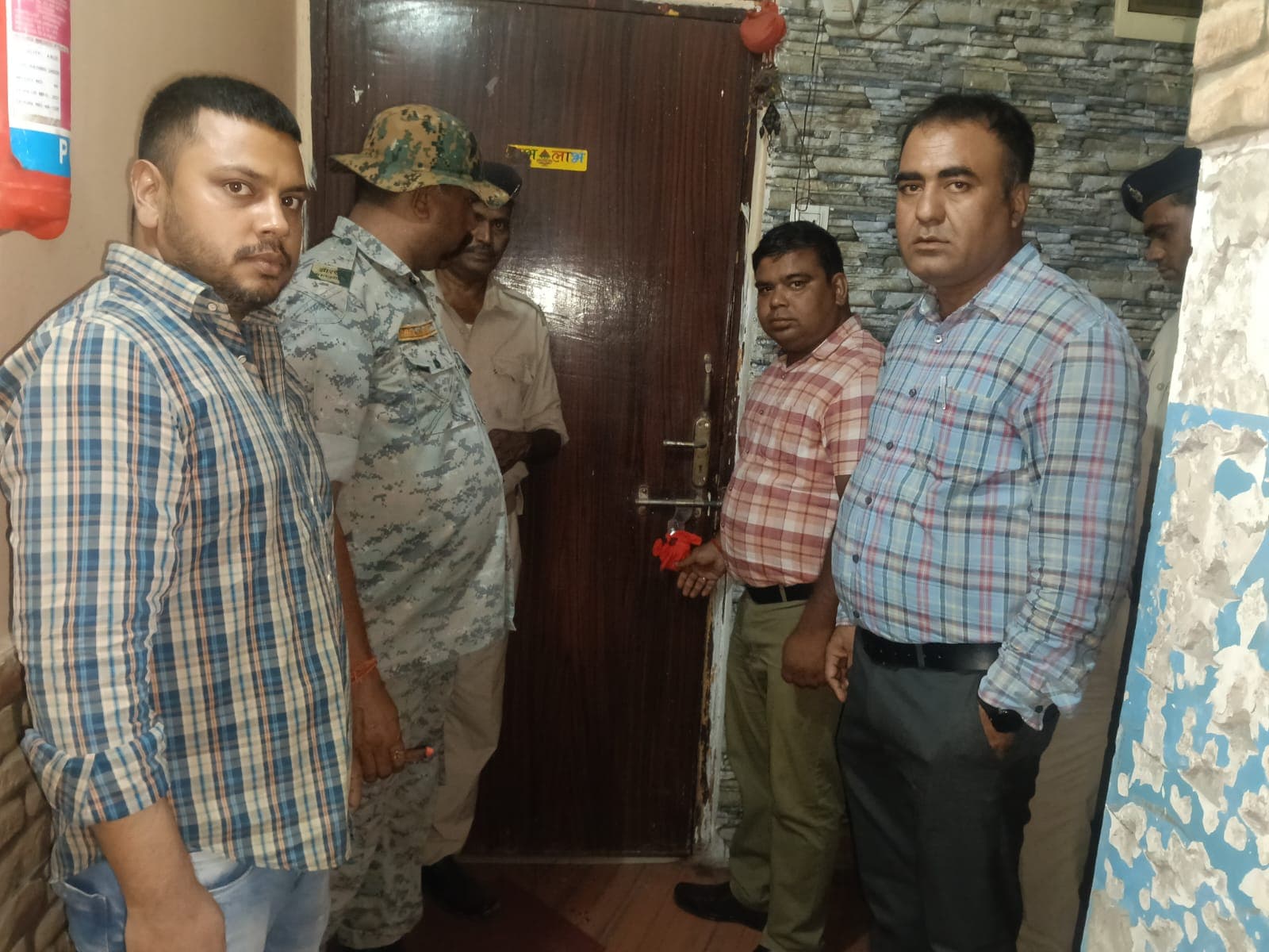 Dhanbad News: बिना लाइसेंस चल रहे होटल ट्रायोटेल पर निगम का शिकंजा, परिसर सील