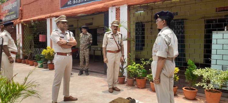 Dhanbad News: एसएसपी ने किया केंदुआडीह थाना का औचक निरीक्षण