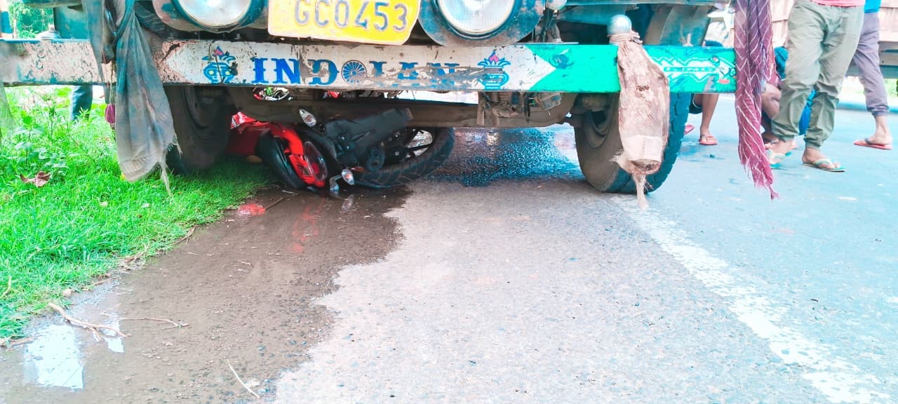 मिनी हाइवा के निचे घुसी वाइक, चालक जख़्मी