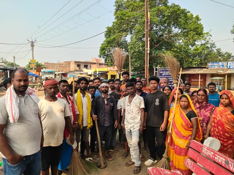 वेतन और सम्मान की मांग को लेकर सफाईकर्मियों का प्रदर्शन