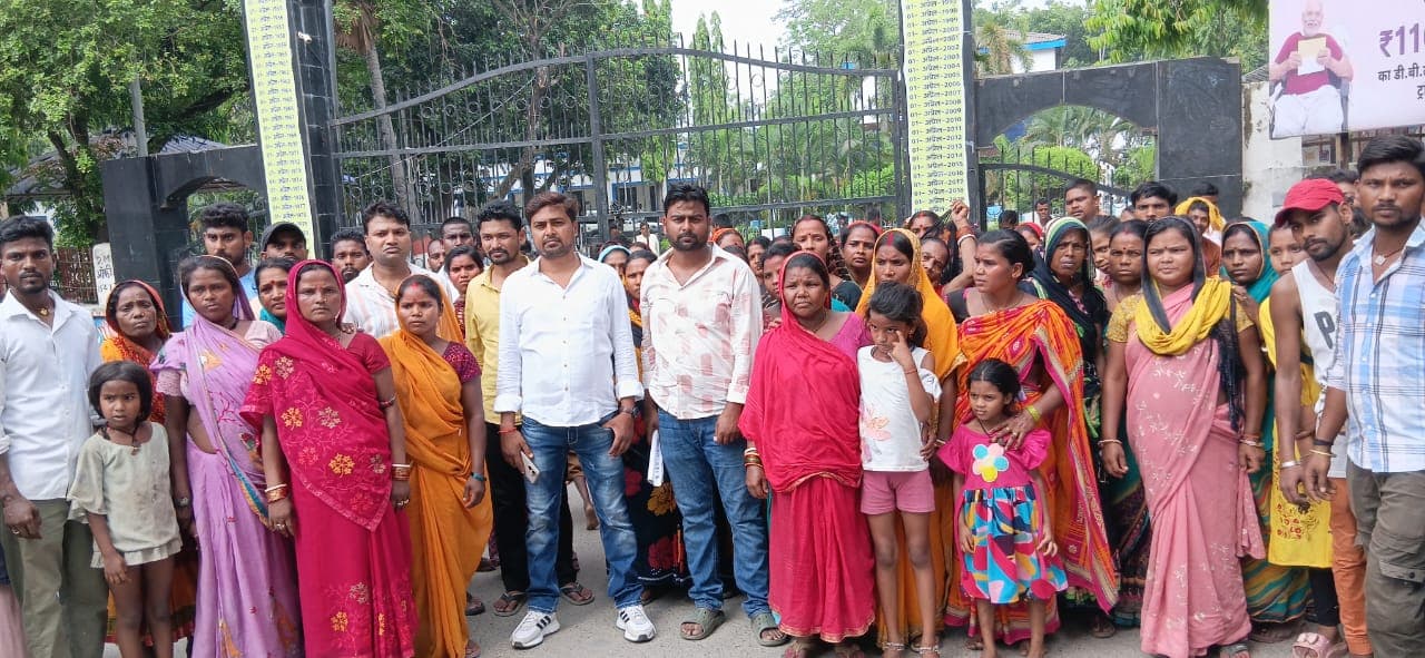 झुग्गियां हटाने से पहले बसाने की मांग, सफाई मजदूरों ने डीएम को सौंपा ज्ञापन