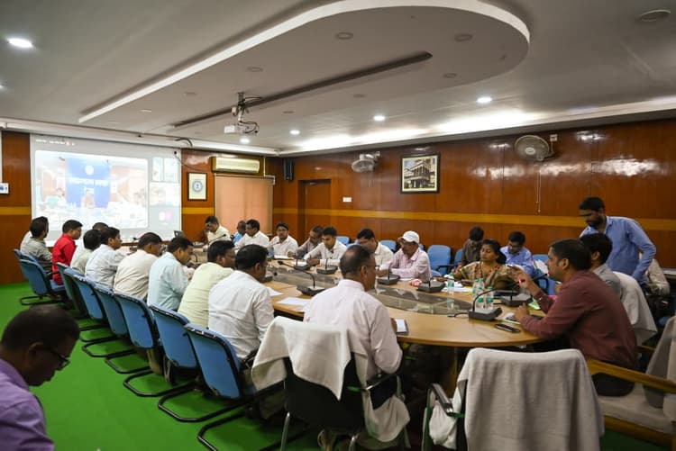 Deoghar News : 30 जून तक सभी बच्चों का आधार बनायें, बंद जलमीनारों को चालू करें : डीसी