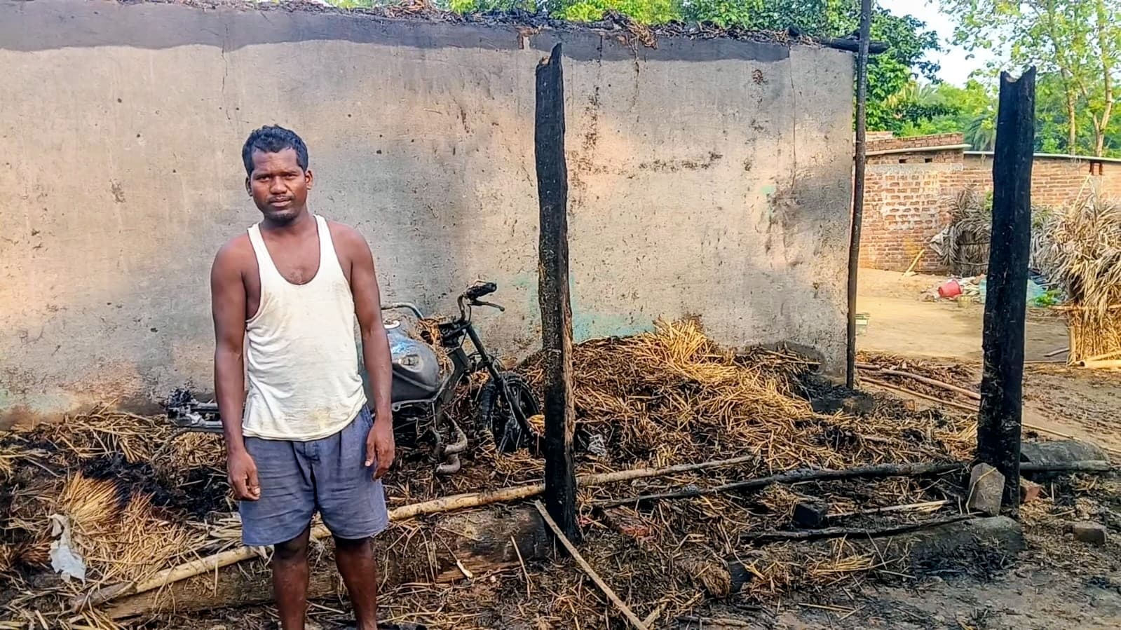 हरकट्टा गांव में भीषण अगलगी, बाइक, अनाज सहित नकदी जले