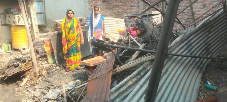 आग से दो घर जले, पांच लाख की क्षति