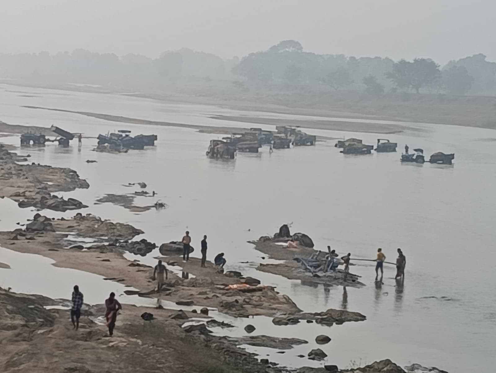 Giridih News :एनजीटी का आदेश लागू होने के बाद भी धड़ल्ले से हो रहा है बालू का अवैध कारोबार